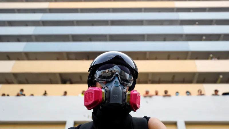 Jeden z demonstrantů v Hongkongu