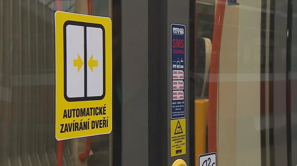 Tramvaje v Brně mají na dveřích takzvané světelné závory