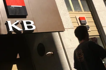 Zisk Komerční banky za pololetí stoupl na 7,2 miliardy. Klientů sice ubylo, ale půjčky rostly