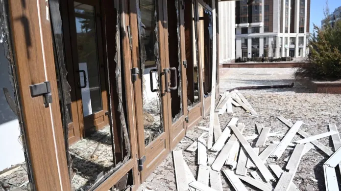 Poškozená radnice v Bělgorodu po údajném zásahu ukrajinským dronem