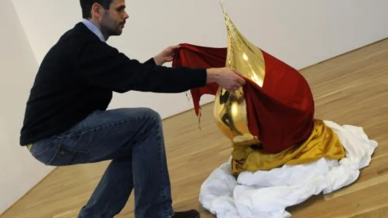 Umělec Federico Díaz představuje \"svou\" zlatou slzu LacrimAu pro EXPO 2010