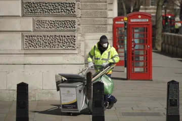 Spotřebitelská důvěra v Británii prudce klesla, němečtí vývozci automobilů jsou pesimističtí
