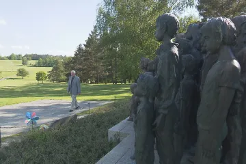 Máma natírala babičce vlasy, aby ji uchránila před selekcí, popisuje muž, který byl prvním lidickým dítětem po válce