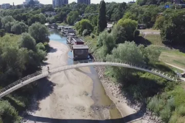 Vyschlé kanály a málo vody v Rýnu komplikují dopravu a přitěžují německé ekonomice