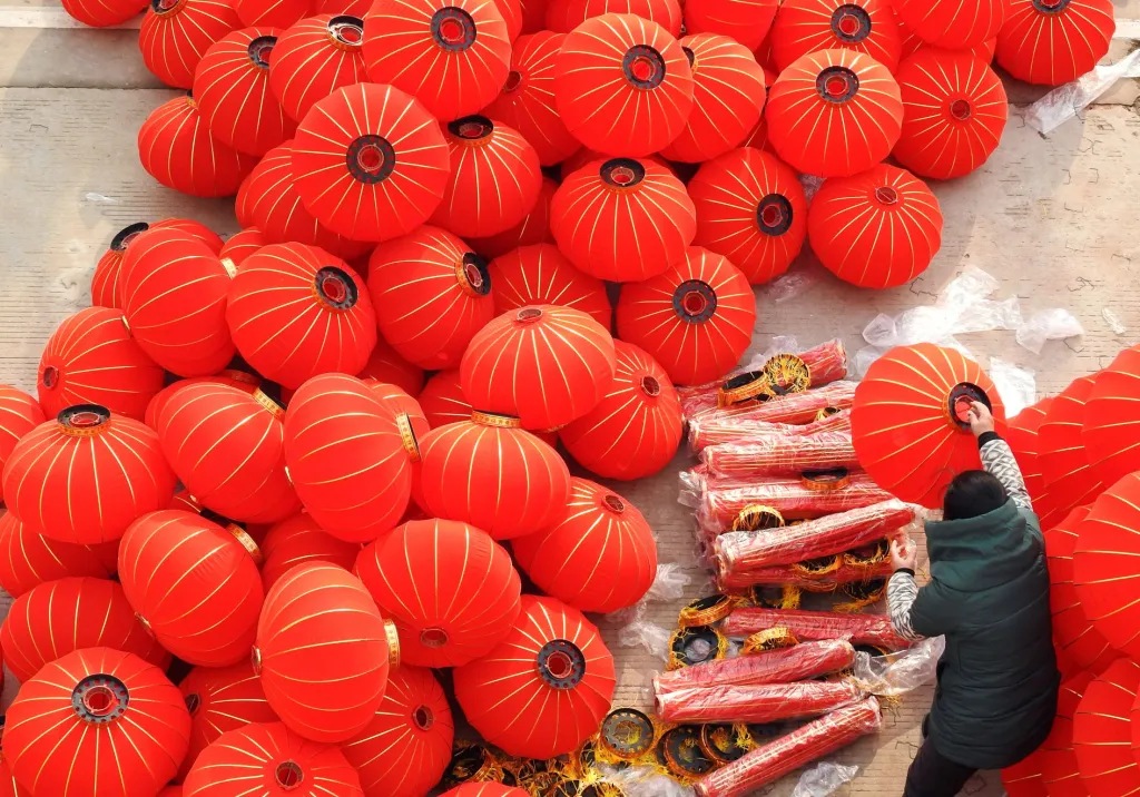 Přípravy na oslavy čínského lunárního Nového roku v Lien-jün-kangu v Číně