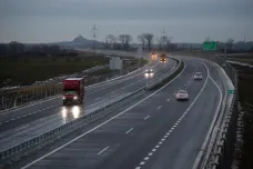 Na dálnici D35 u Časů na Pardubicku spadl bagr, směr na Olomouc byl dvě hodiny uzavřen