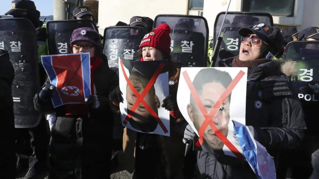 Demonstranti vítají trajekt umělců z KLDR, který připlul do Jižní Koreje