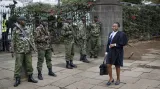 Během vynášení verdiktu střeží budovu keňského nejvyššího soudu vojáci
