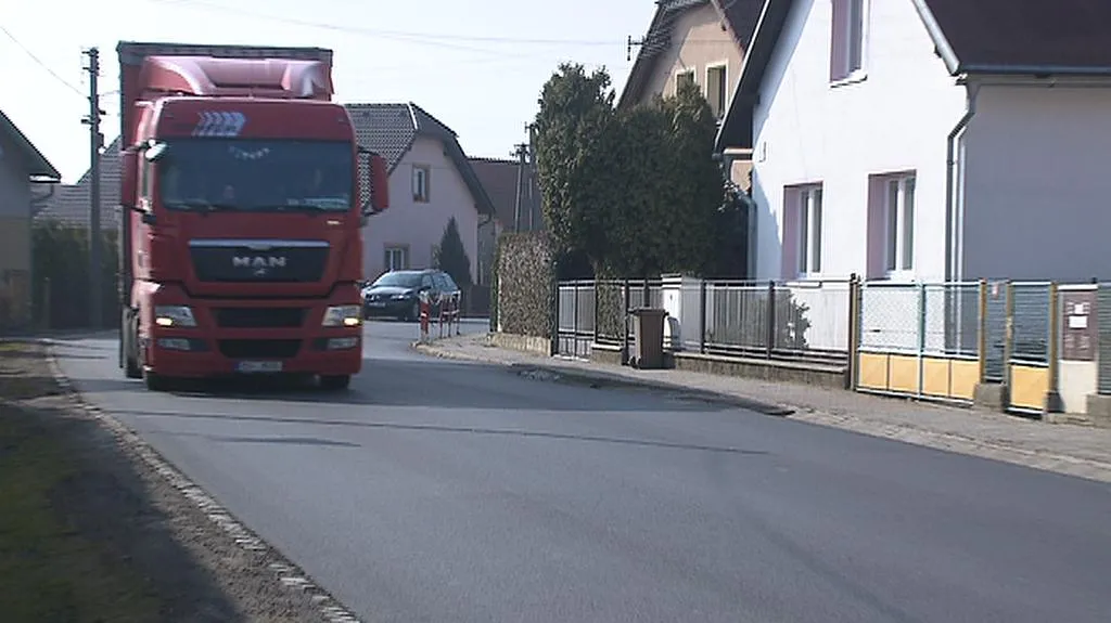 Obcí Tlustice na Berounsku projíždí tisíce vozů denně