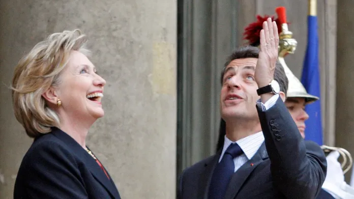 Hillary Clintonová po příjezdu do Elysejského paláce