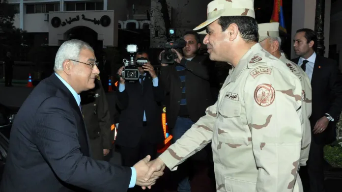 Úřadující prezident Adlí Mansúr a generál Sísí