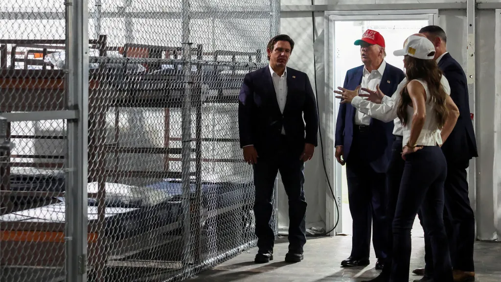 Prezident USA Donald Trump, floridský guvernér Ron DeSantis a ministryně vnitřní bezpečnosti USA Kristi Noemová na otevření detenčního zařízení pro migranty na Floridě