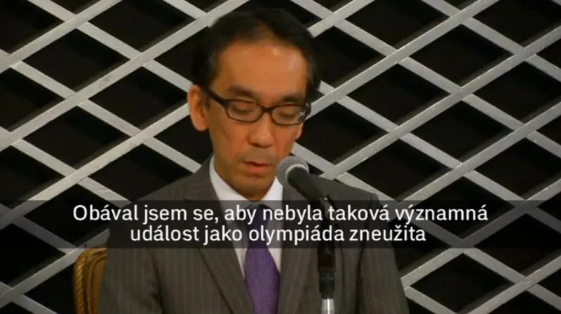 Pravý skladatel hudby připisované Mamoru Samuragochi Takashi Niigaki při tiskové konferenci.