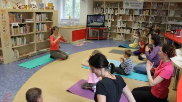 Týna z Jogínků předcvičovala dětem v knihovně