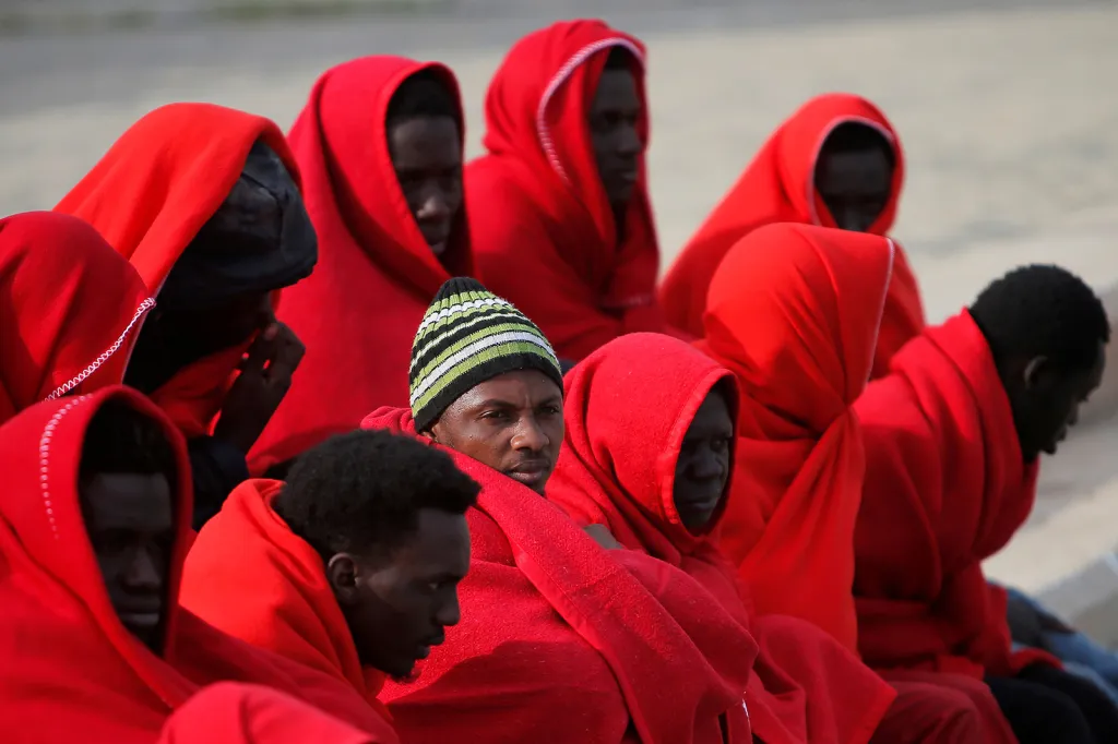 Skupina běženců zadržených na člunu ve Středozemním moři odpočívající ve španělském městě Malaga