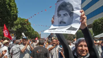 Vražda Muhamada Brahmího vyhnala Tunisany do ulic