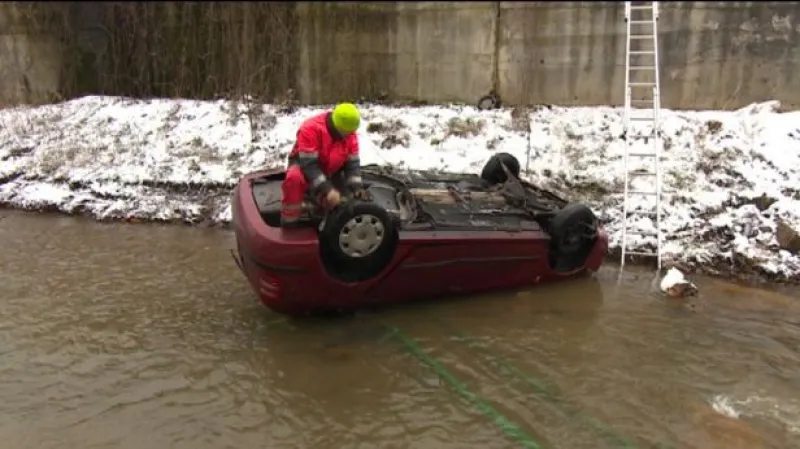 Auto spadlo do potoka