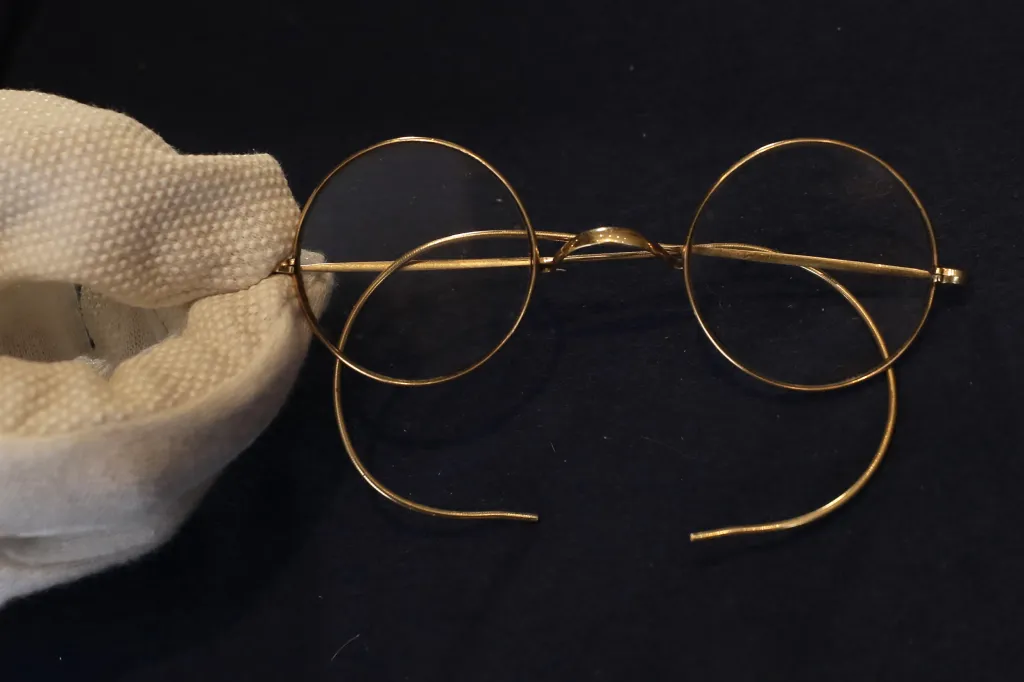 Popularitu získaly i brýle, které nosil. Dle jeho jména se jim začalo v česku říkat „lenonky“. Na fotografii jsou autentické brýle v aukční síni Sotheby's v Londýně