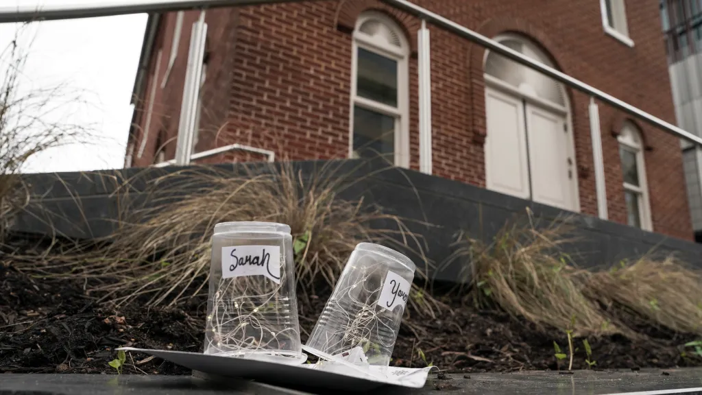 Pocta dvěma zaměstnancům izraelského velvyslanectví ve Washingtonu poblíž místa, kde byli 22. května 2025 zastřeleni