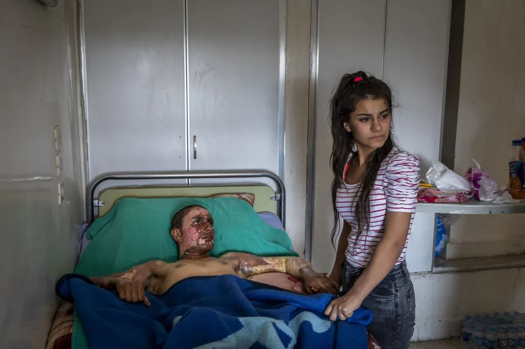 Když se IS stáhnul ze svých pozic, vynořily se desítky tisíc lidí, mnoho z nich manželky a děti zahraničních bojovníků IS. Řada islamistů se sama vzdala nebo byla zajata. Na Kurdech zůstalo vymyslet, co s tolika vězni