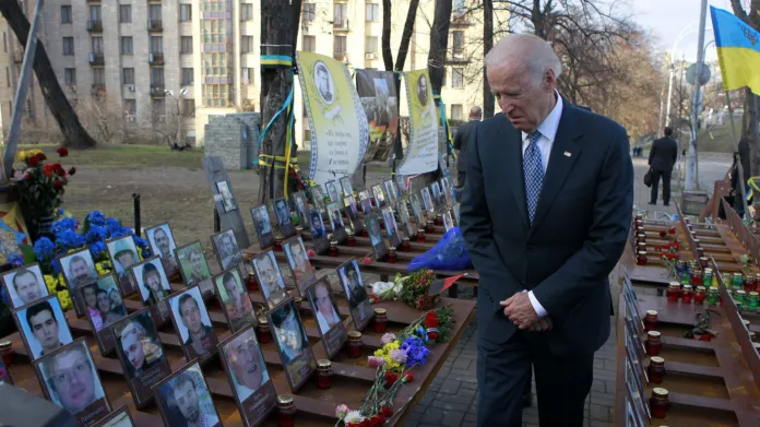 Joe Biden u památníku obětí ukrajinské krize