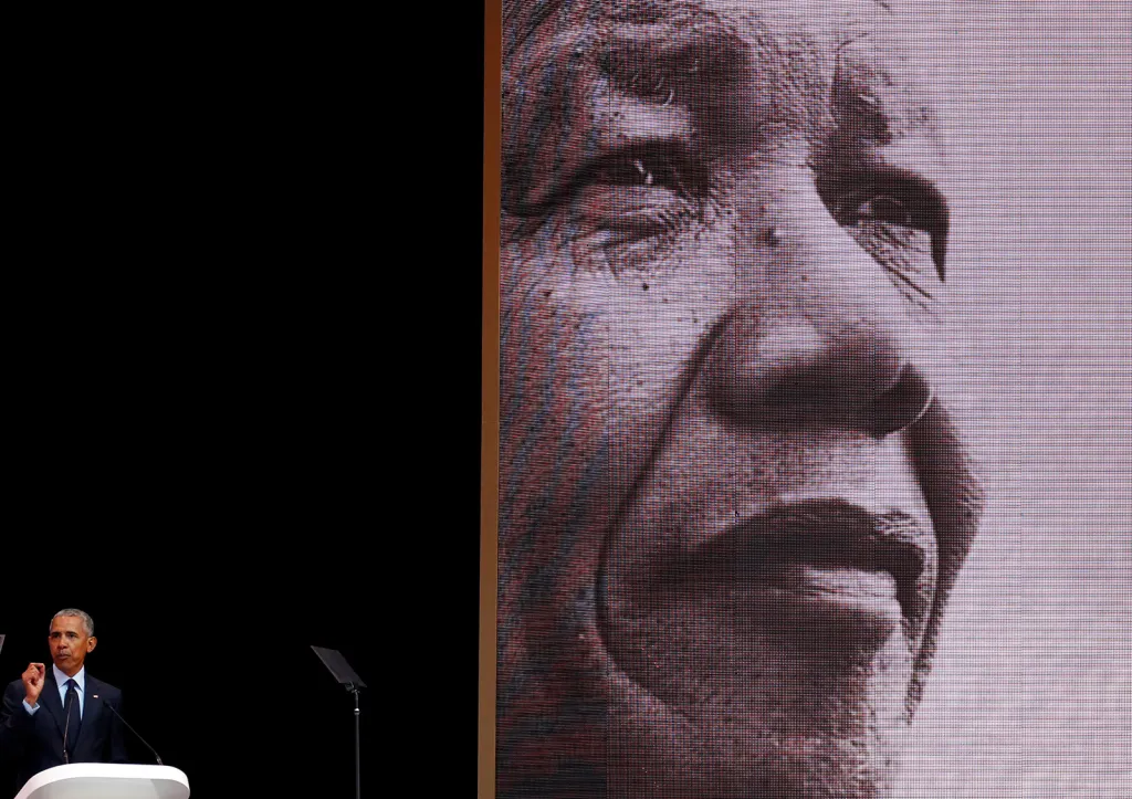 Bývalý americký prezident Barack Obama při svém projevu v jihoafrickém Johanesburgu na počest 100. výročí narození Nelsona Mandely.