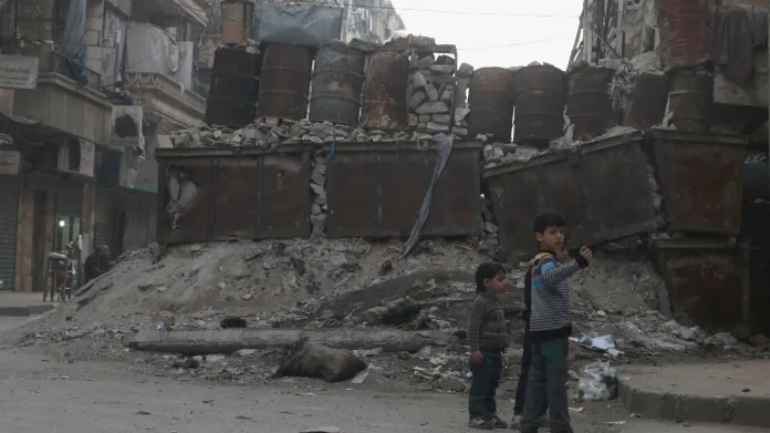 Zabarikádované ulice v povstalci držené části Aleppa