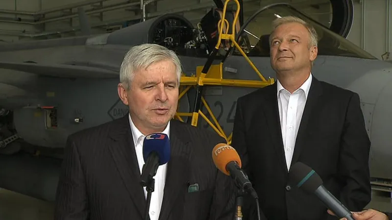 Premiér a ministr obrany na letecké základně v Čáslavi