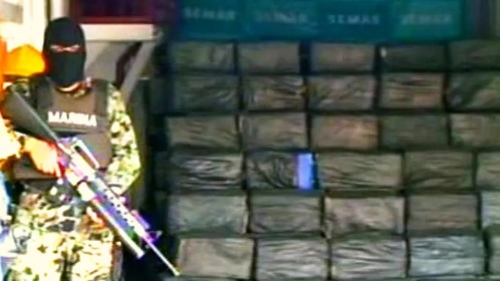 Mexický voják se zabaveným kokainem