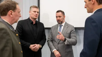 Ministr životního prostředí Igor Červený (Motoristé) a vládní zmocněnec pro klima Filip Turek (za Motoristy) na setkání se šéfy národních parků