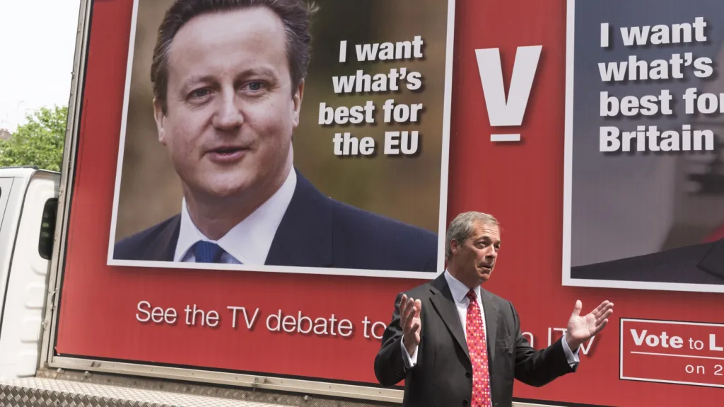 Davida Cameron (na billboardu) a Nigel Farage