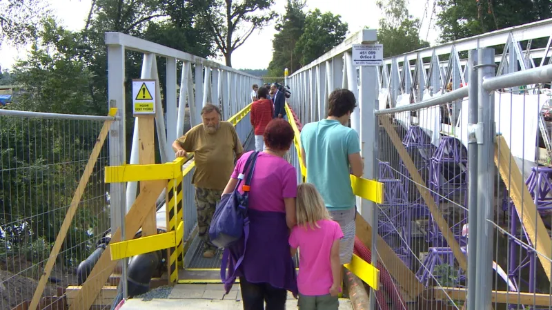 Lávka pro pěší je několik metrů od mostu a zůstane v provozu