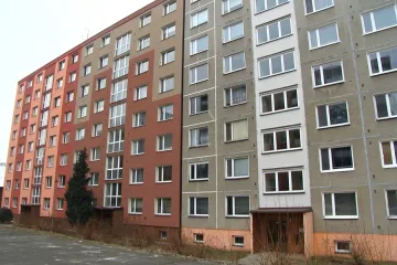 Bezpečnostní pravidla pro panelové domy se liší. Důležitá je volná úniková cesta nebo správné vstupní dveře