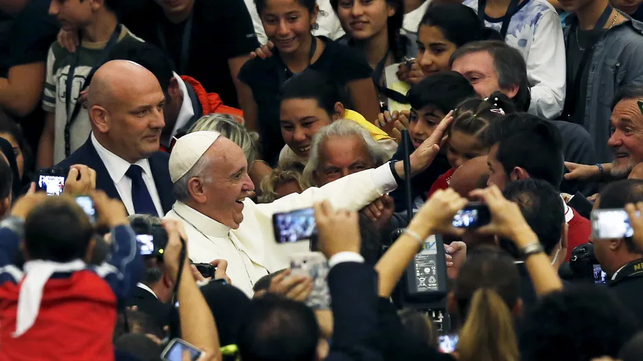 papež František při setkání s romskou delagací
