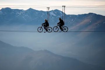 Netradiční pohled na Pyreneje bez sněhu