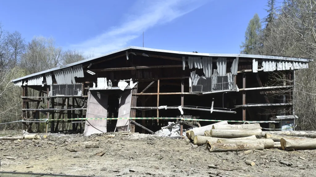 Zničená stodola u muničních skladů, které v roce 2014 vybuchly v areálu ve Vrběticích na Zlínsku. Foceno 28. dubna 2021