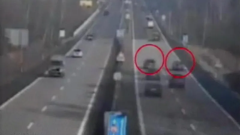 Agresivní řidič vytlačuje auto z dálnice.