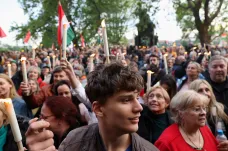 Tisíce lidí protestovaly v Budapešti proti vládě. Chtějí reformu ochrany dětí a konec ministra vnitra