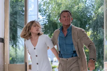 Není čas zemřít, ale konečně  je čas na bondovku. Daniel Craig naposledy zachraňuje svět i v kinech