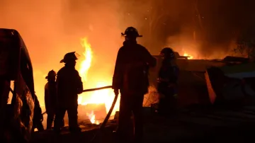 Hasiči u požáru po výbuchu cisterny
