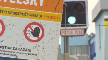 Muž přechází přes staveniště