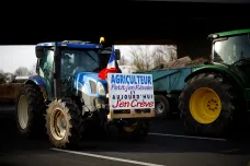 Francouzští zemědělci zahájili blokádu Paříže, v akci jsou stovky traktorů