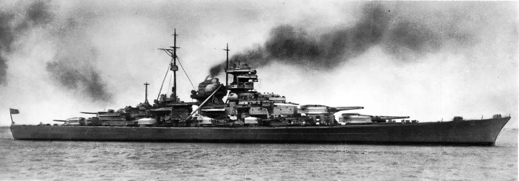 Velká část z více než dvou tisíc námořníků na palubě Bismarcku, včetně viceadmirála Günthera Lütjense a kapitána lodi Ernsta Lindemanna, zahynula už během dělostřeleckého souboje