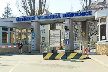 Policie zasahovala v Ústřední vojenské nemocnici i jinde. Zadržela jedenáct lidí