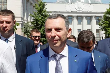 Neznámý útočník ostřeloval auto poradce ukrajinského prezidenta, zranil řidiče