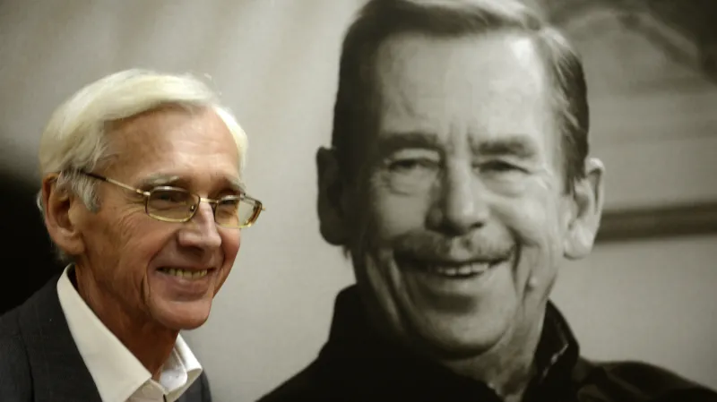 Fotograf Oldřich Škácha se svou nejznámější fotografií Václava Havla