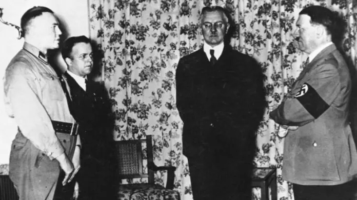 Hjalmar Schacht (uprostřed) a Adolf Hitler