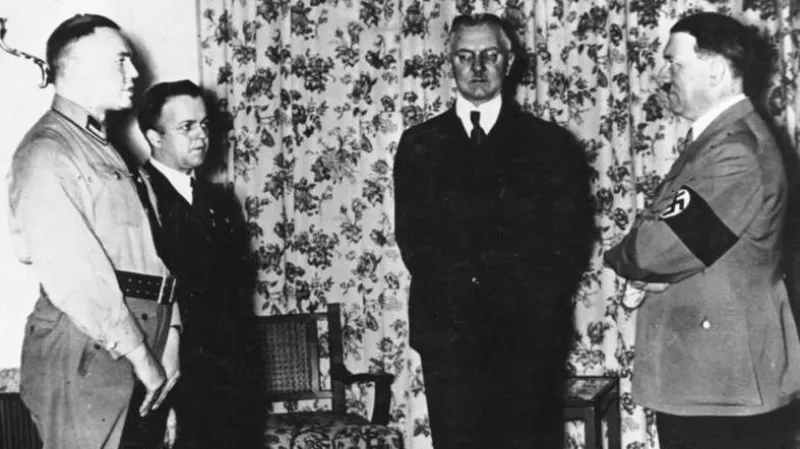 Hjalmar Schacht (uprostřed) a Adolf Hitler