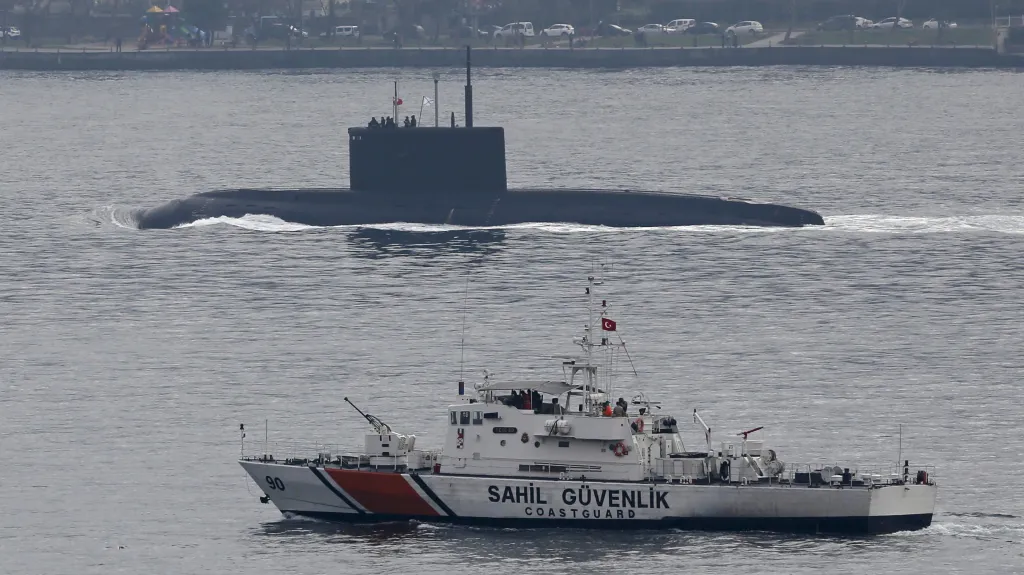 Turecká pobřežní stráž eskortuje v Bosporu ruskou ponorku Rostov na Donu