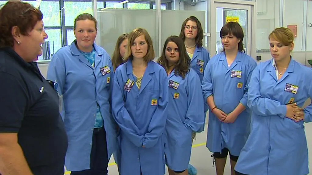 Čerství absolventi mívají problém uplatněním v praxi